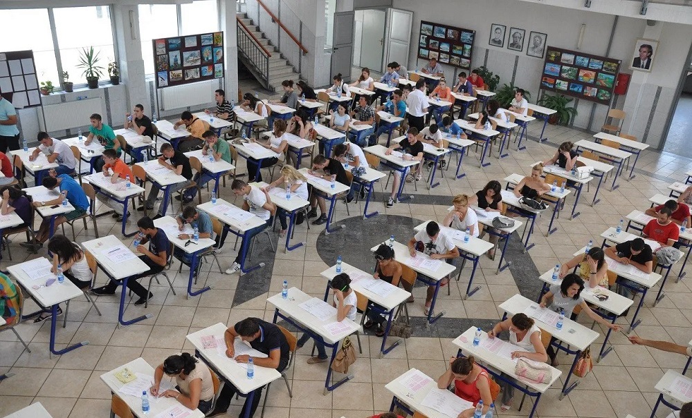 Sot provimi i pare, maturantet testojne njohurite ne gjuhen e huaj